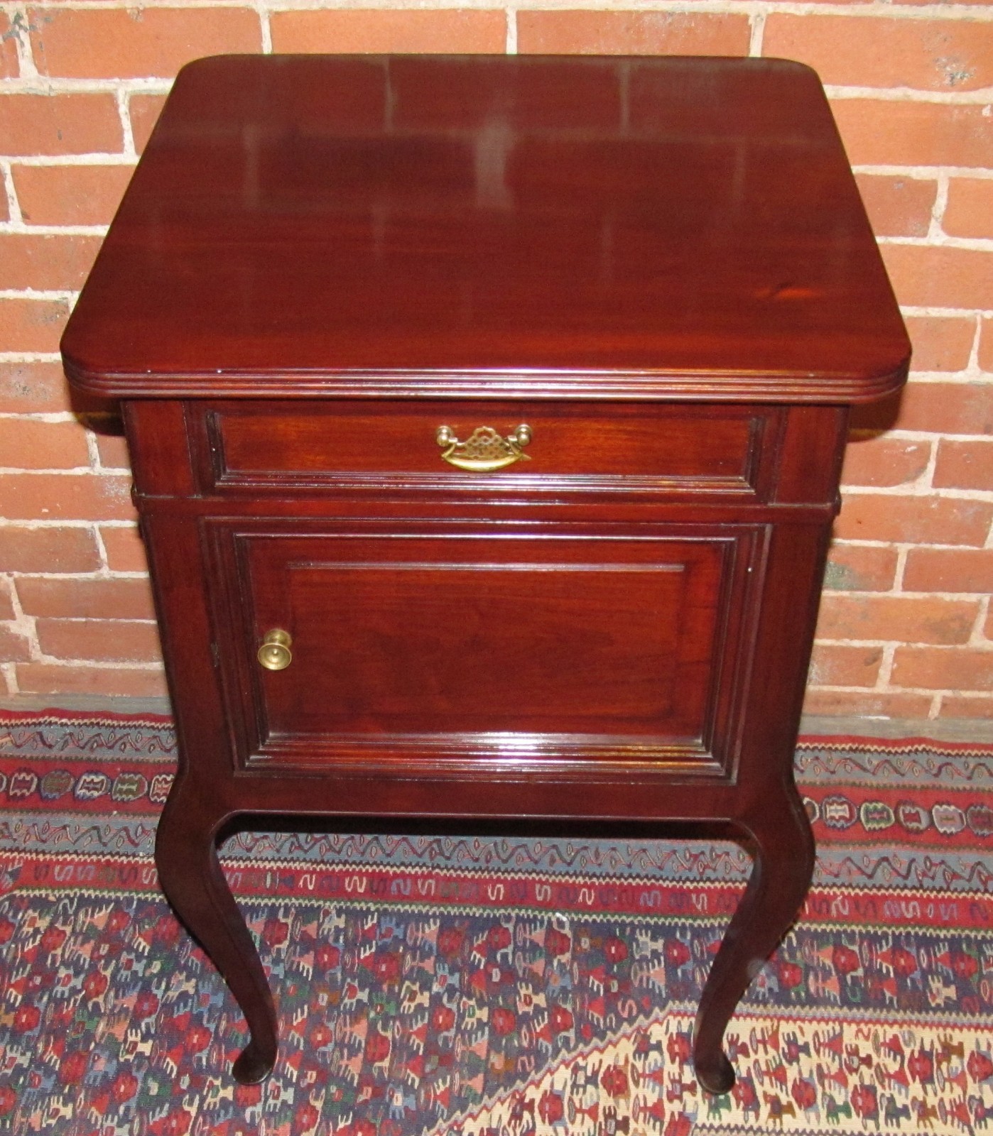 ANTIQUE QUEEN ANNE STYLE MAHOGANY BEDSIDE CABINET / NIGHTSTAND WITH STORAGE DOOR