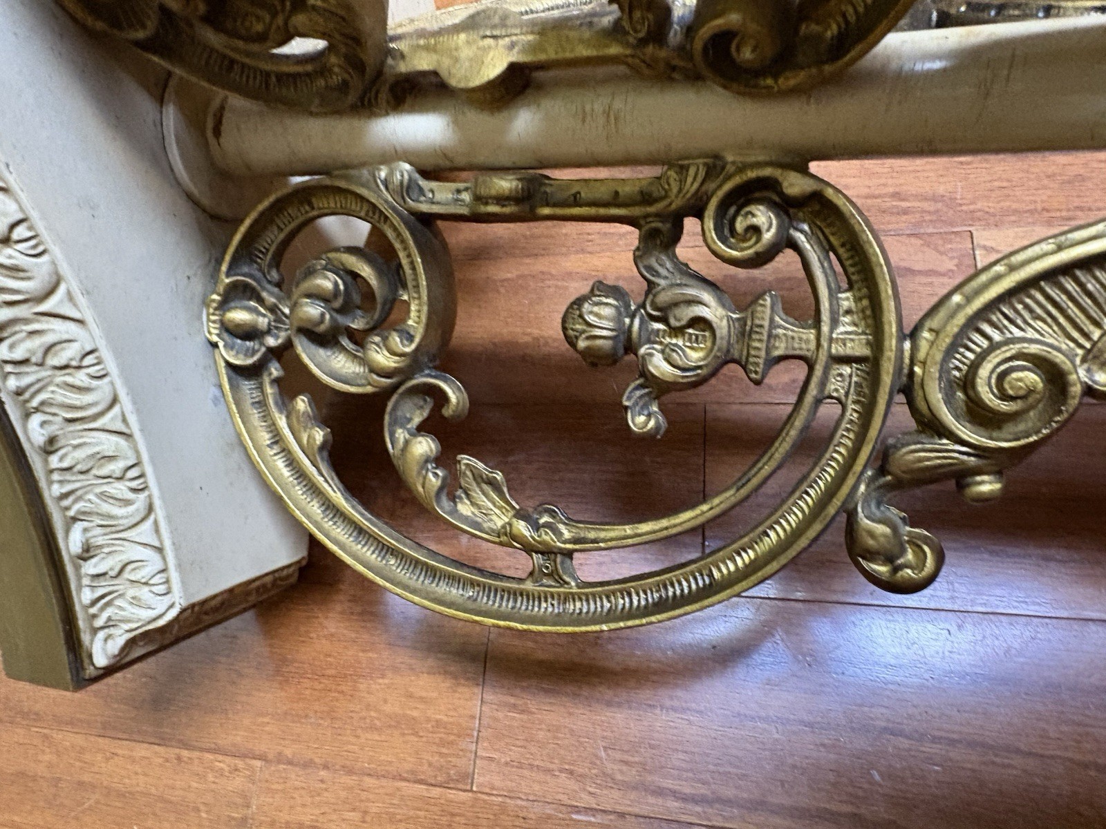 Italian Marble Top Gold Pedestal Side Accent Table Ornate Vintage