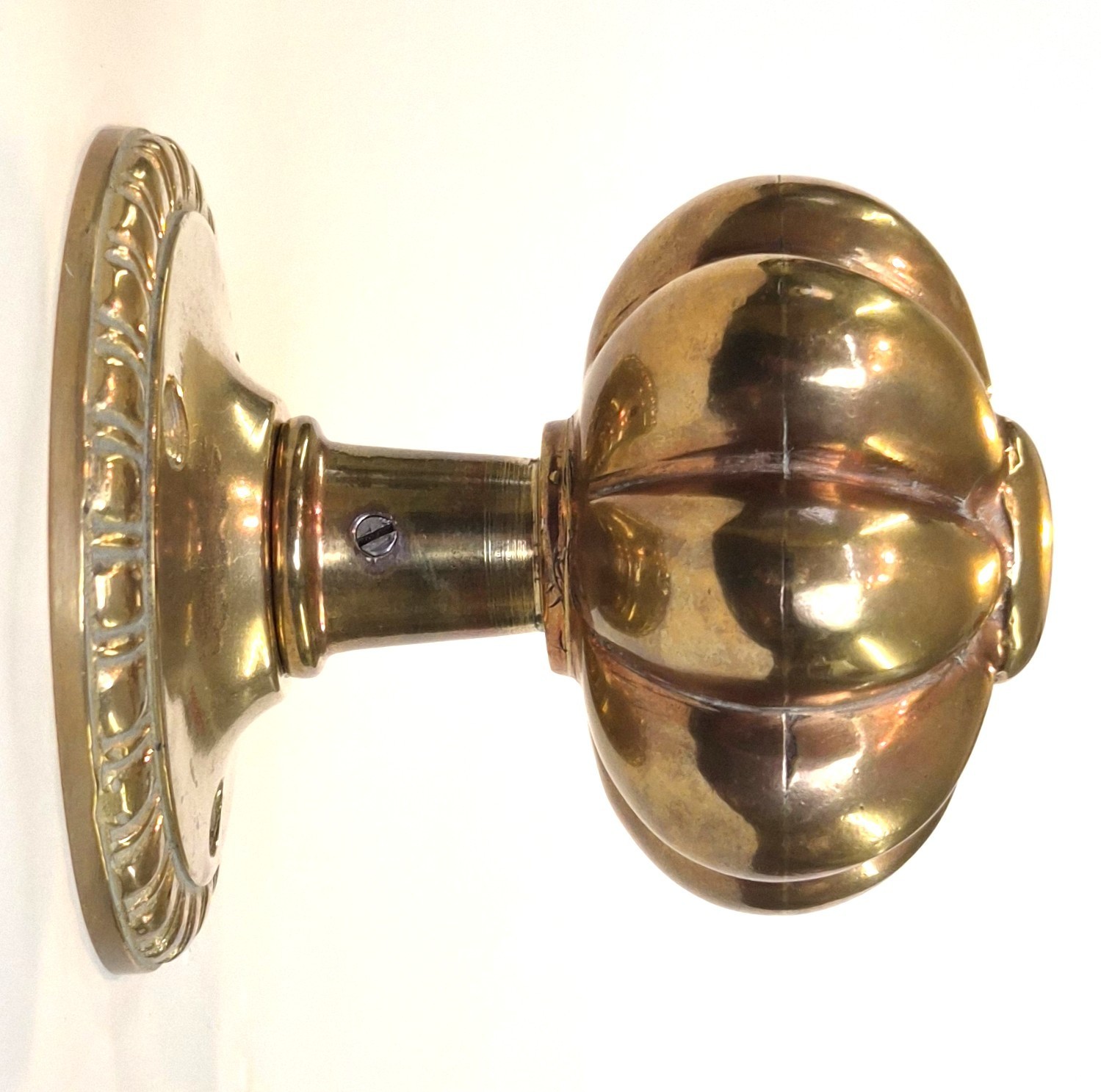 Solid cast brass fluted round front door centre knob antique pull handle 63mm.