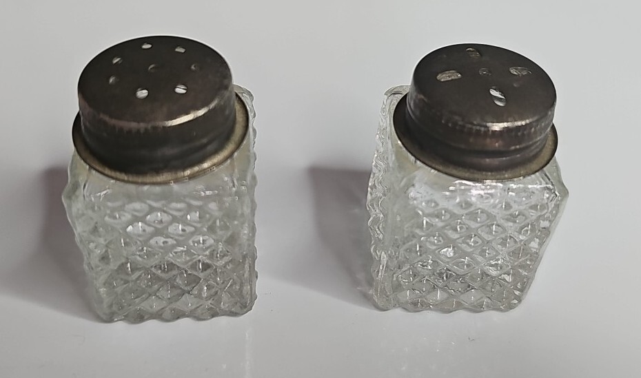 ANTIQUE SMALL GLASS SALT & PEPPER SHAKERS FORMAL TABLE PLACE SETTING 1″X1″X1.5″