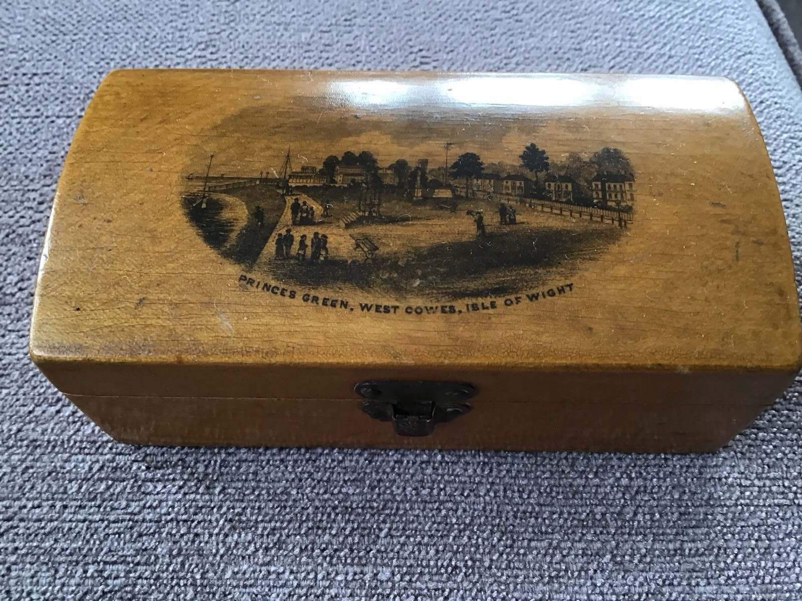 Mauchline Transfer Ware.Hinge/Clasp Bevelled Lid,Box. ISLE OF WIGHT.10x5x3.5cm.