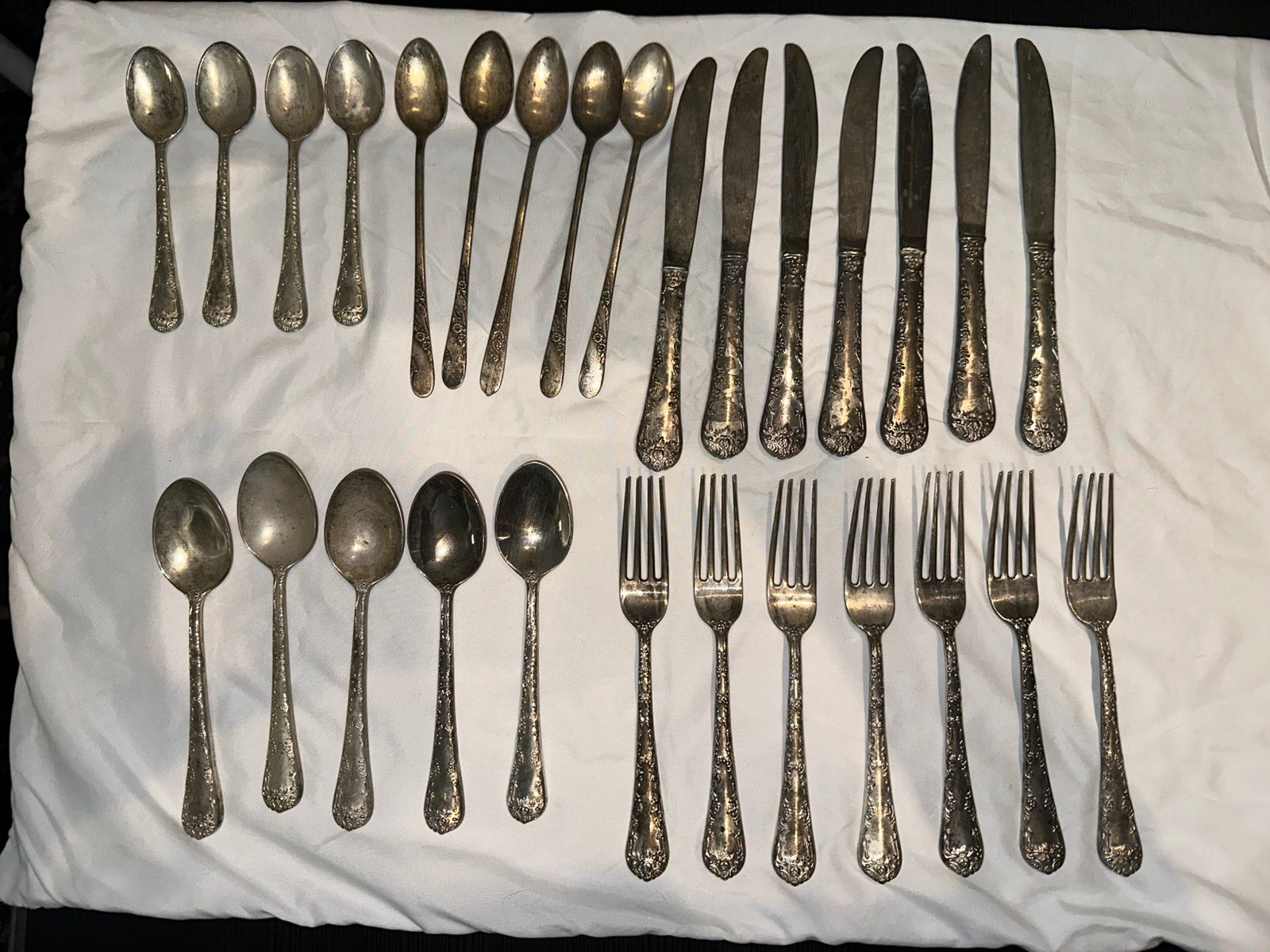 WM ROGERS & SON “ENCHANTED ROSE” 28 Pc l SILVERPLATE FLATWARE