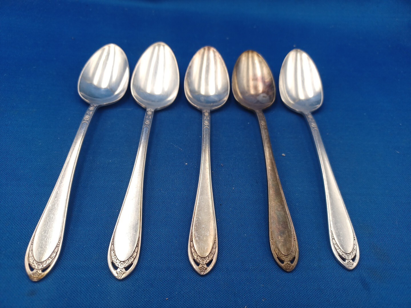 Lot of 5 International 1847 Rogers LOVELACE Silverplate Teaspoons 6 1/8″