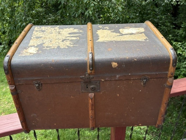 ANTIQUE VICTORIAN LEATHER, ELM & CANVAS ELM WOOD BANDED STEAMER CHEST / TRUNK