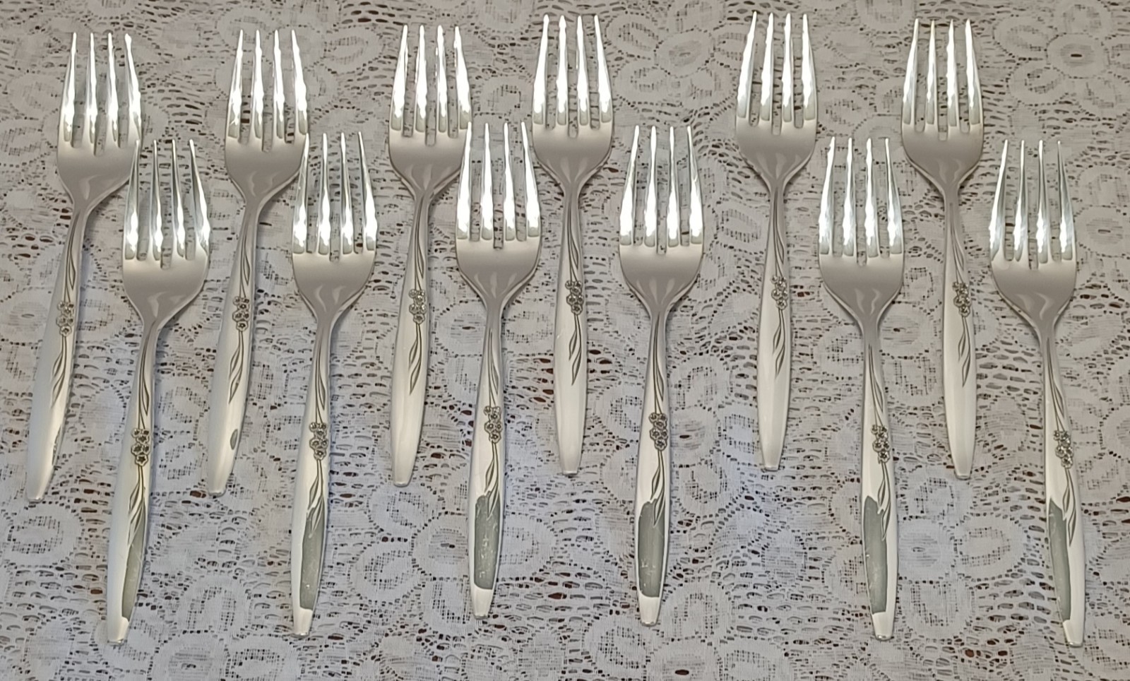 Oneida Community Silverplate ENCHANTMENT Serv-12 GENTLE ROSE 73 pc Chest+Serving