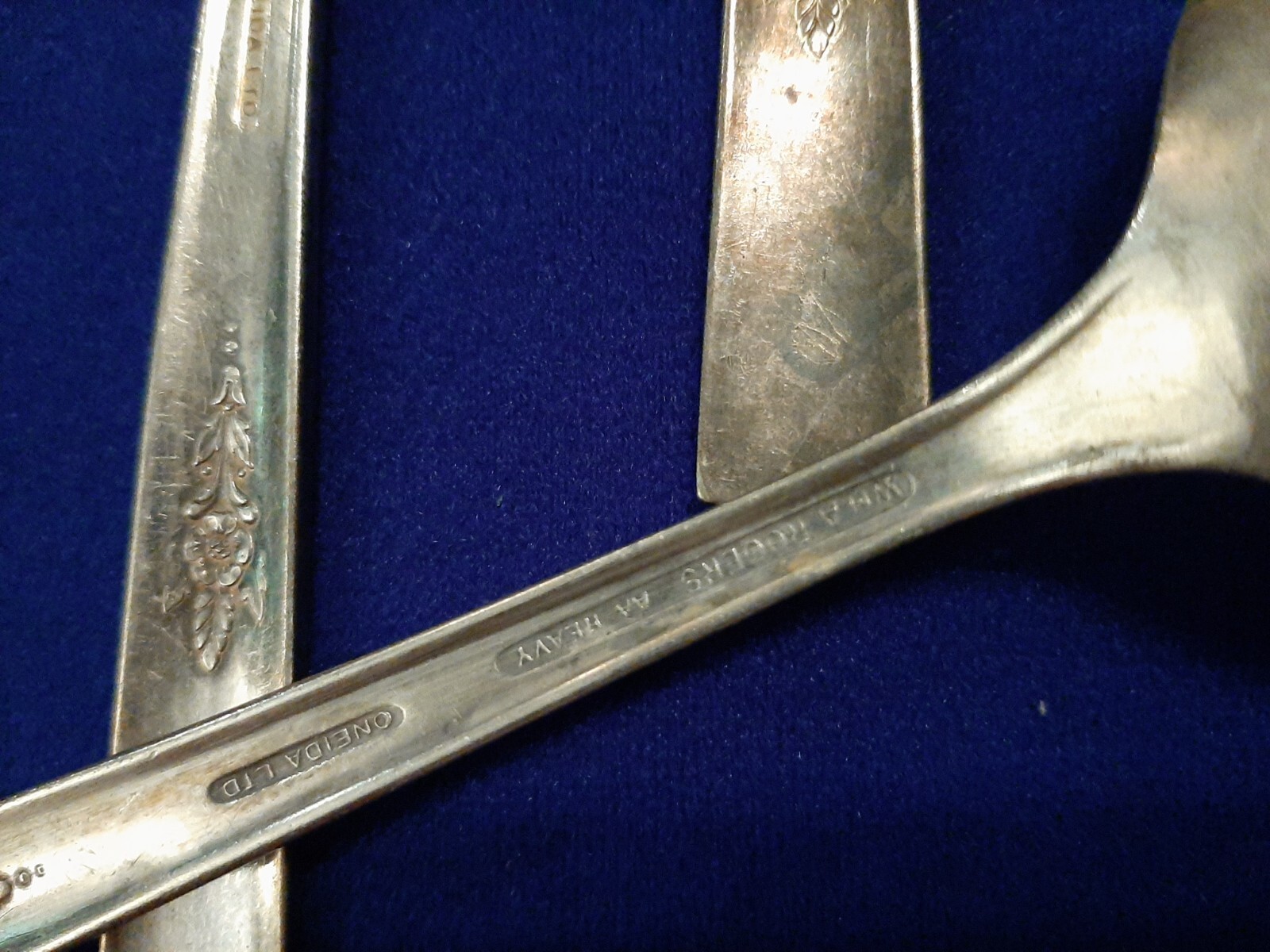 VINTAGE WM ROGERS ONEIDA KING ARTHUR SILVERPLATE SOUP SPOONS AND BUTTER KNIFE