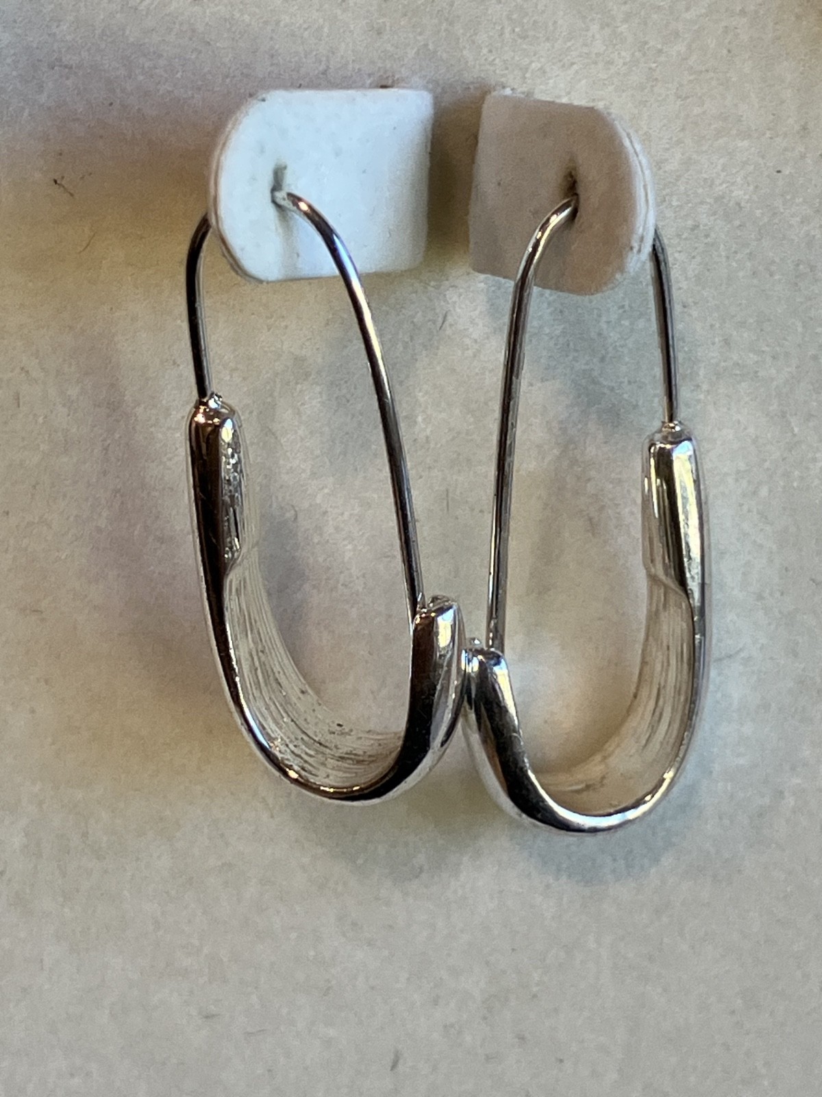 VINTAGE SILVER TONE CURVED HOOK HOOP EARRINGS 1.25″ LIGHTWEIGHT RETRO JEWELRY