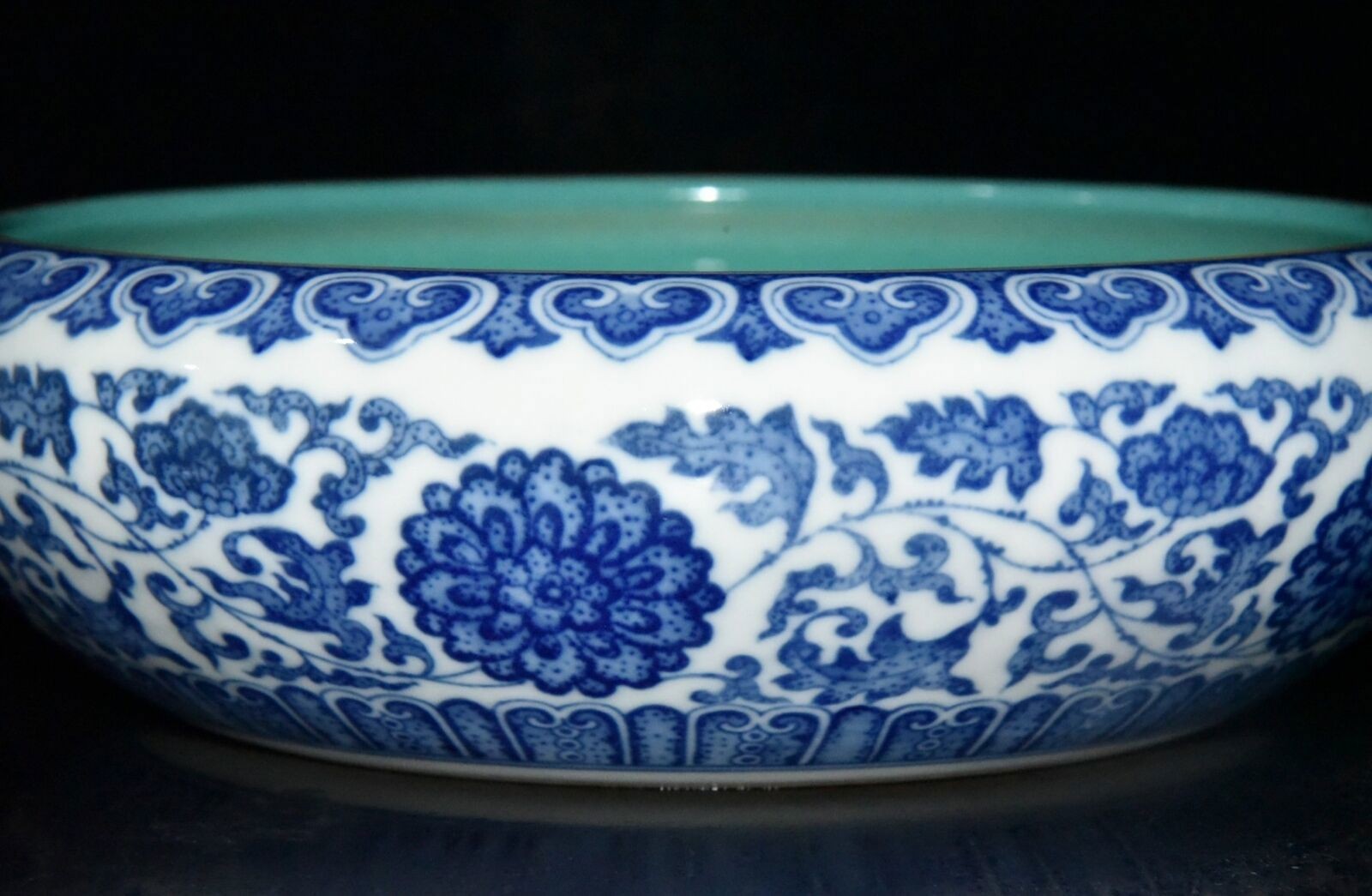Yongzheng of the Qing Dynasty Blue and white Green glazed lotus pattern pen wash