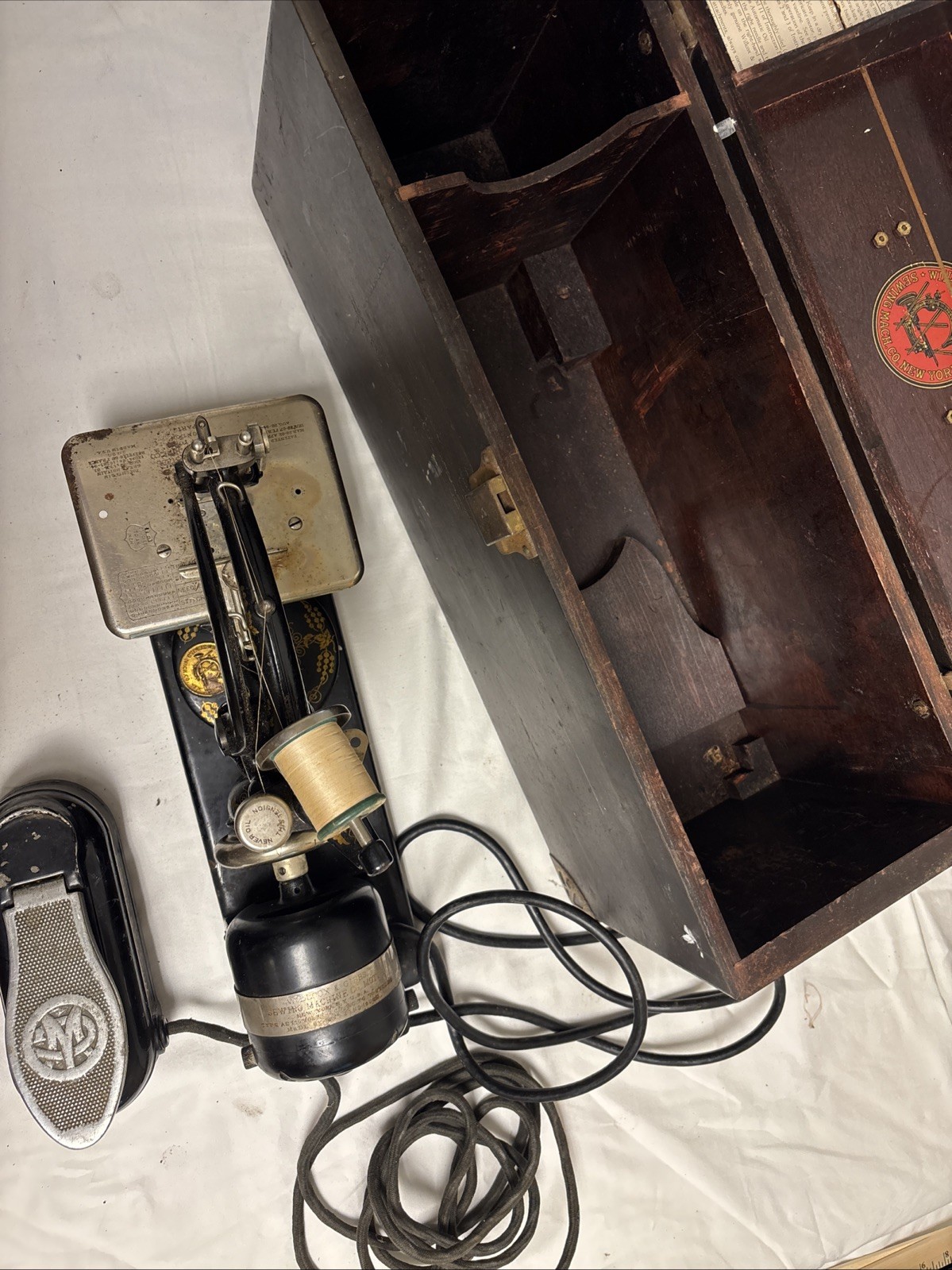 Antique Willcox & Gibbs Sewing Machine – Works – Includes Case, Pedal; Stitcher