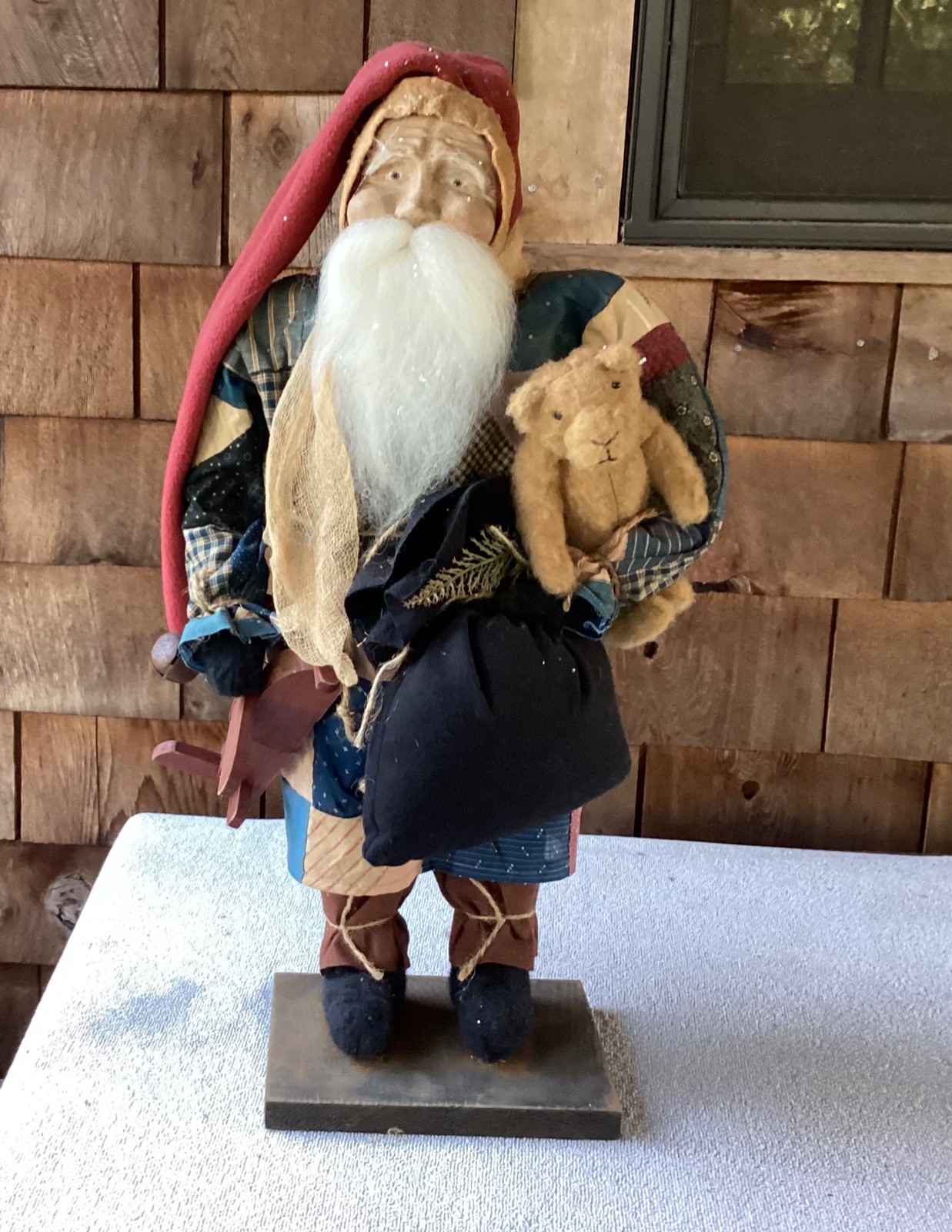 Arnett’s Country Store Santa Holding Teddy Bear/Black Bag/Red Airplane 23″