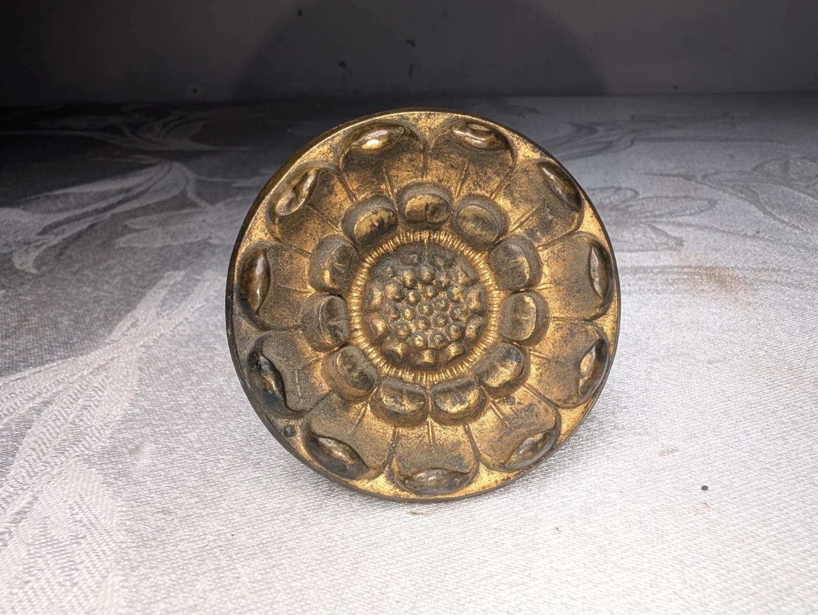 ANTIQUE PRESSED BRASS DRAPERY CURTAIN TIE BACK 1 PC