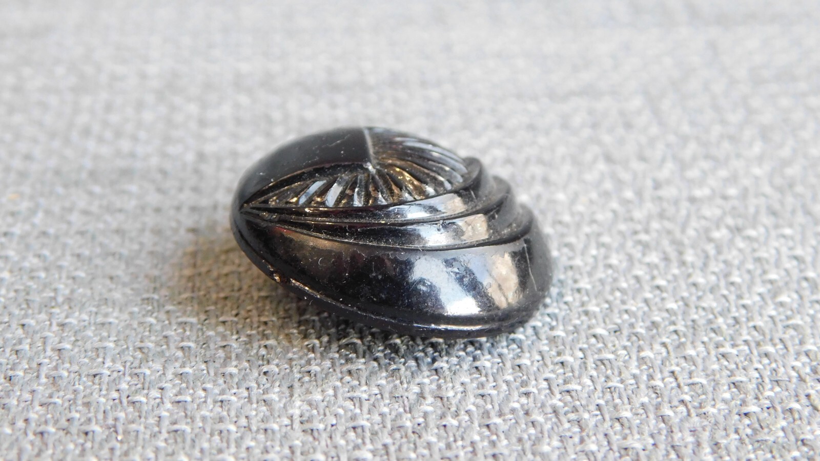 Antique Vtg Glass Button Deep Dark Red Aprx: 15/16″ #616-D