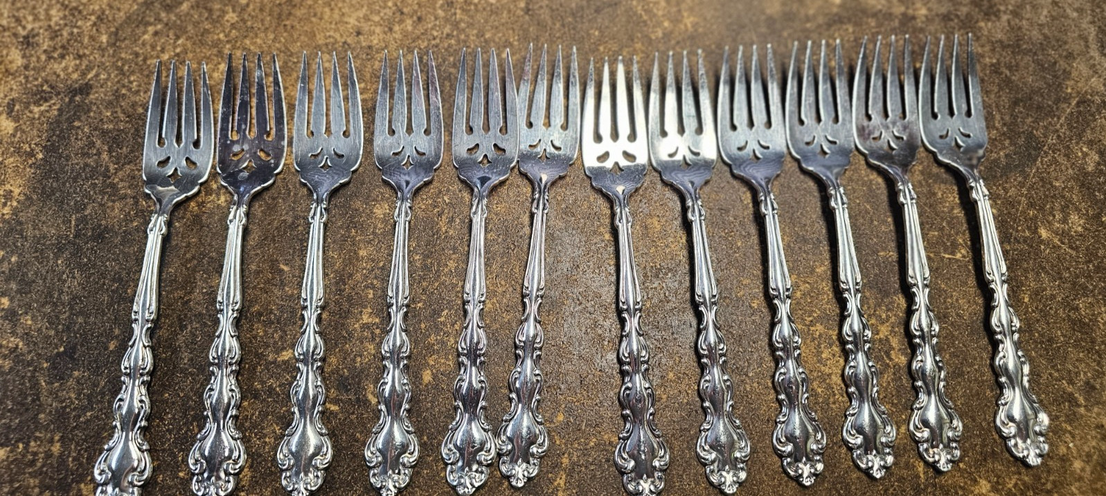 Oneida / Community ~ Modern Baroque Silverplate ~ 75 pc. Service for 12/Case