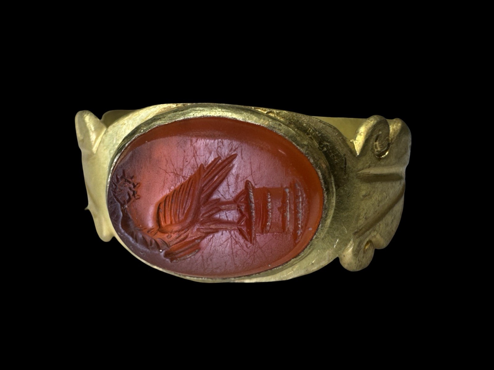 Roman Gold Ring with intaglio Eagle on altar accompanied with Academic report