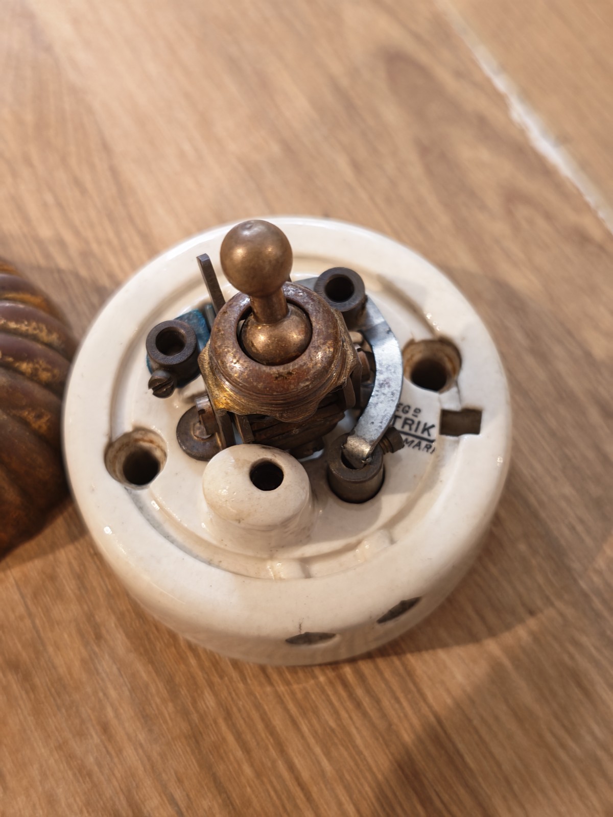 Antique Lektrik Ribbed Brass & Ceramic Dolly Light Switch – Fluted Deco Style