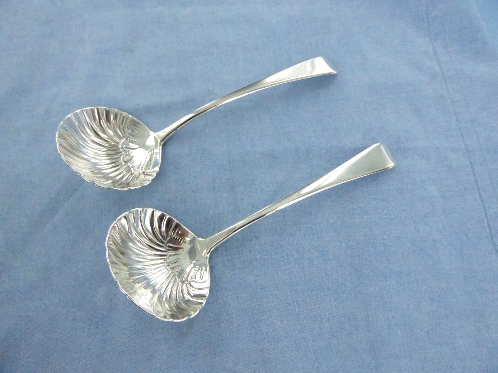 AN ANTIQUE PAIR OF STERLING SILVER OLD ENGLISH FLUTED SAUCE LADLES LONDON 1806.