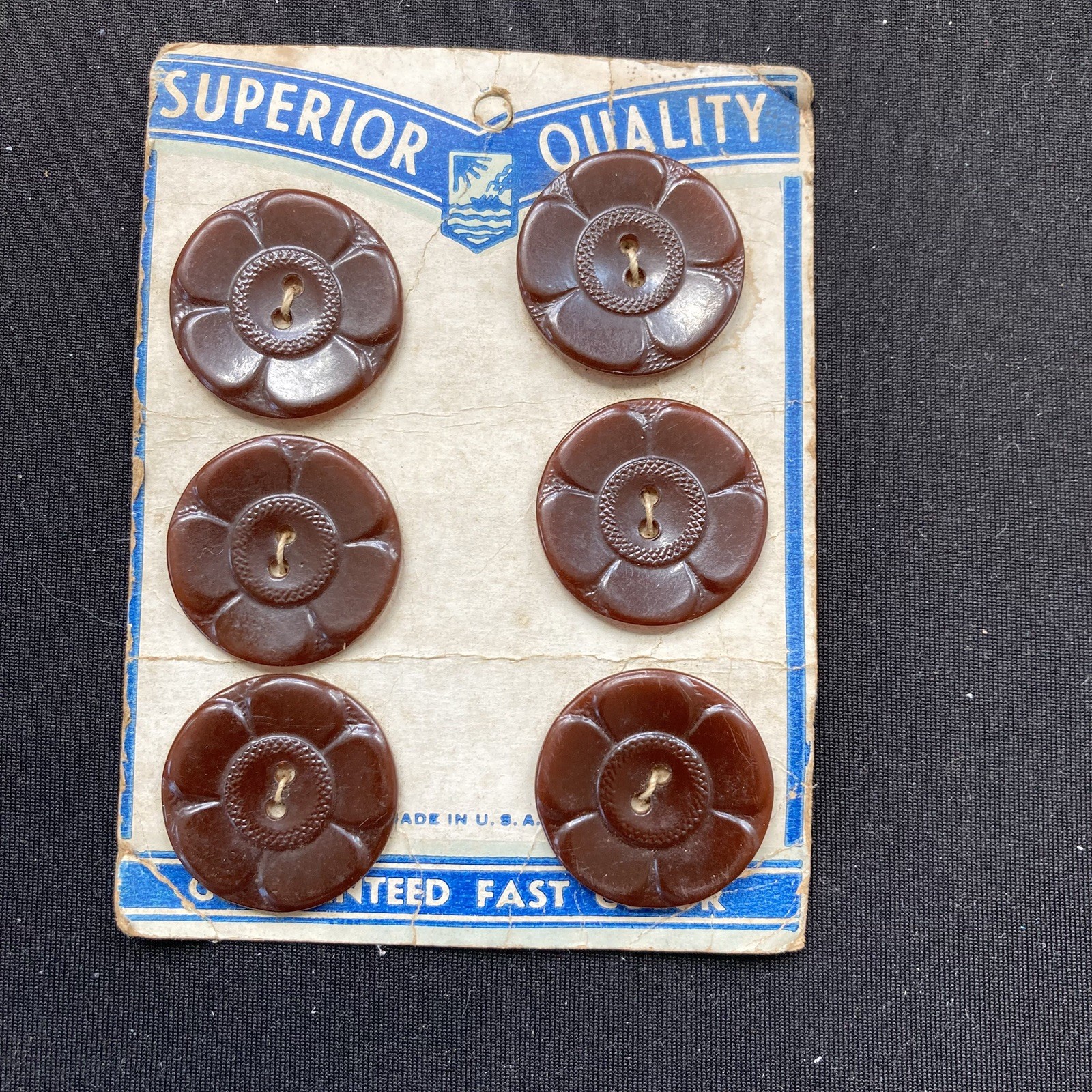 Vintage 1930/40s Card of Superior Quality Bakelite Buttons Dk Brown Flowers