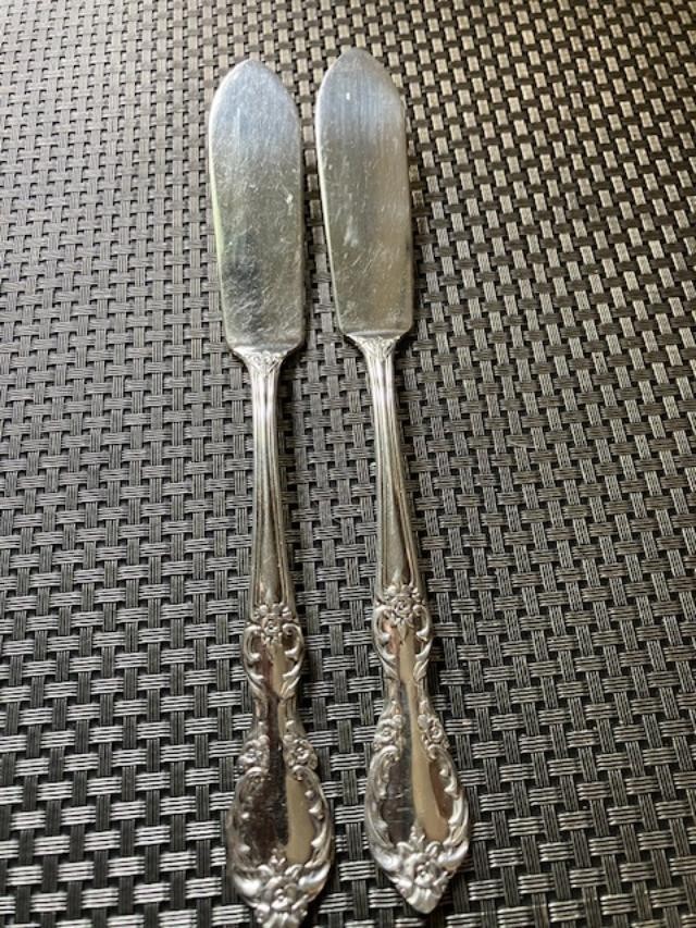 WM ROGERS MFG CO EXTRA PLATE ORIGINAL ROGERS 7 Inch Butter Knife – set of 2 VGUC
