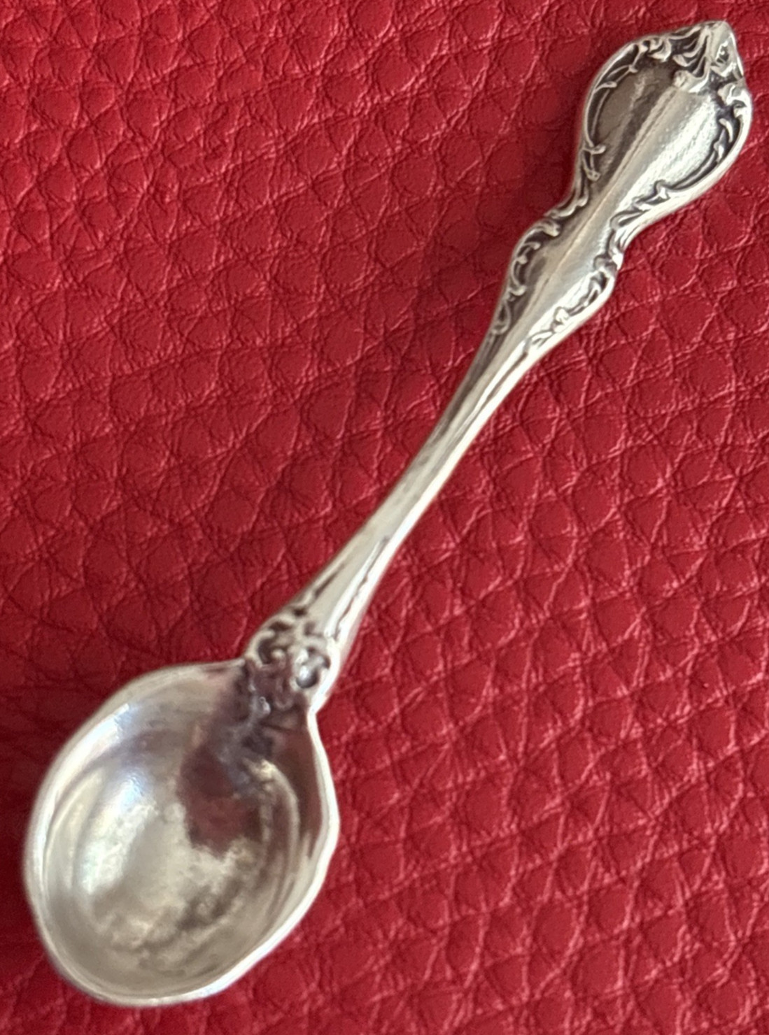 Classic Swirl Rococo Design 2 3/8″ Sterling Silver Salt Spoon 4g