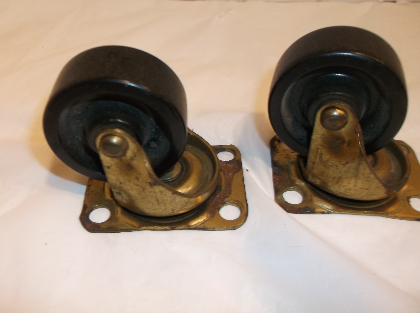 2 Vintage Swivel Furniture Castors 1-1/2″ Wheels Brass Swivels