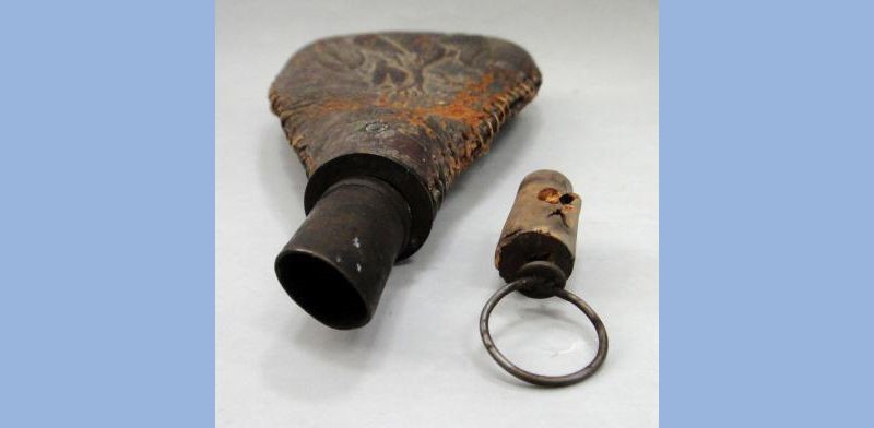 1800 antique POWDER HORN embossed leather PHEASANT HARE HUNTING SCENE +LEAD PCS