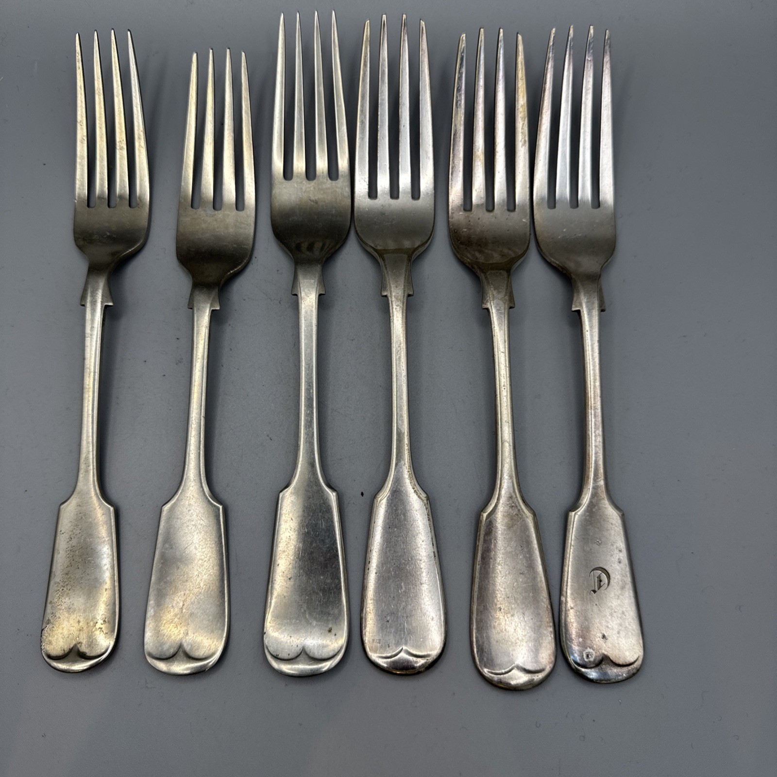 6 VINTAGE SILVER PLATE FIDDLE PATTERN TABLE FORKS various makers