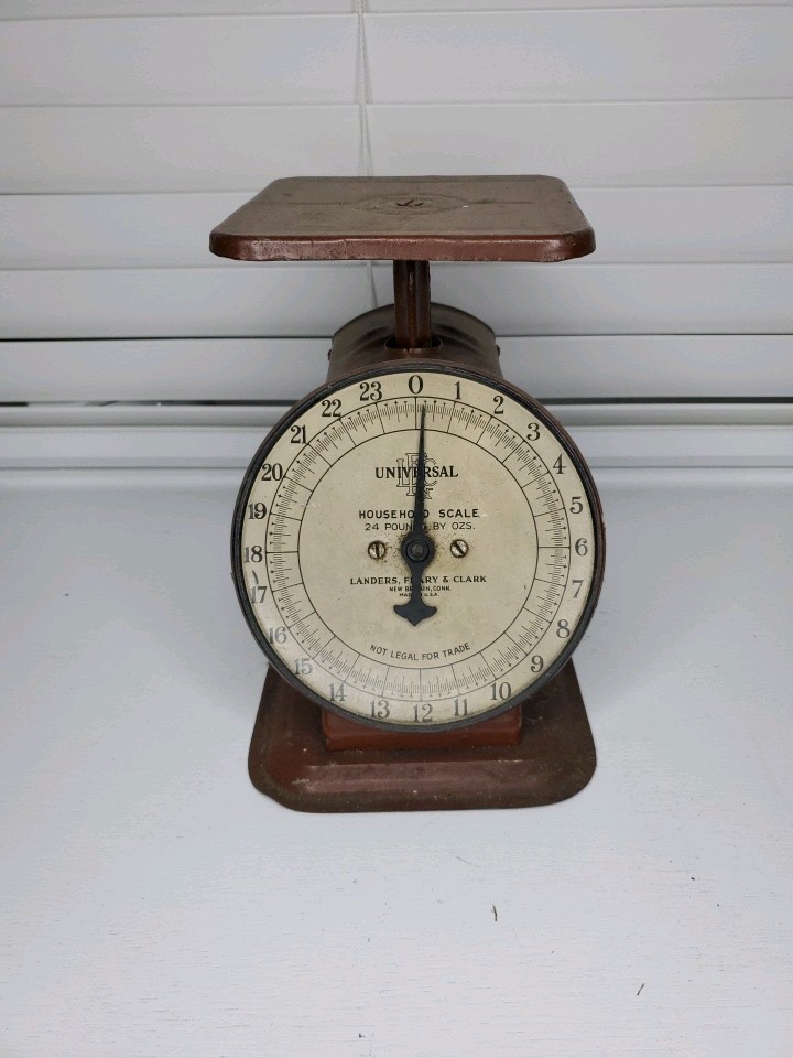 Universal Scale Landers Frary and Clark Connecticut 24 lb Capacity Brown Red