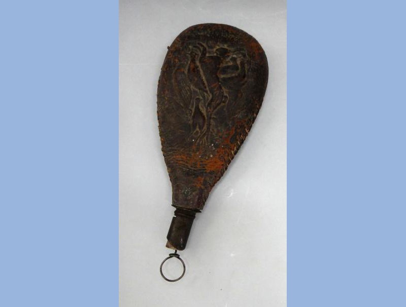 1800 antique POWDER HORN embossed leather PHEASANT HARE HUNTING SCENE +LEAD PCS