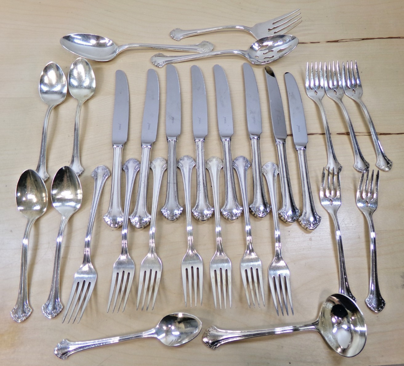 Towle Boston Chippendale Flatware 25 Pcs + 4 Serving Pieces Silverplate