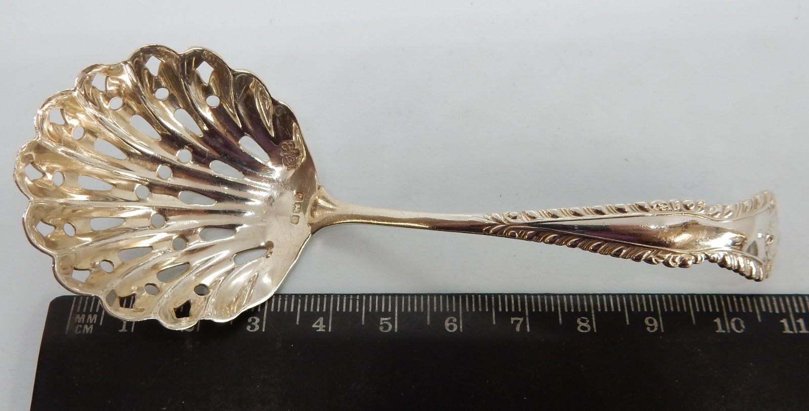Pretty Sterling SILVER Sugar SIFTING Spoon Elkington & Co Birmingham 1913 18g