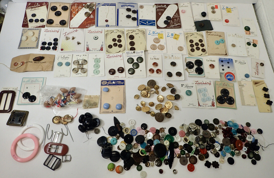 Large Estate Lot of Antique & Vintage BUTTONS Bakelite Metal Fabric Military etc