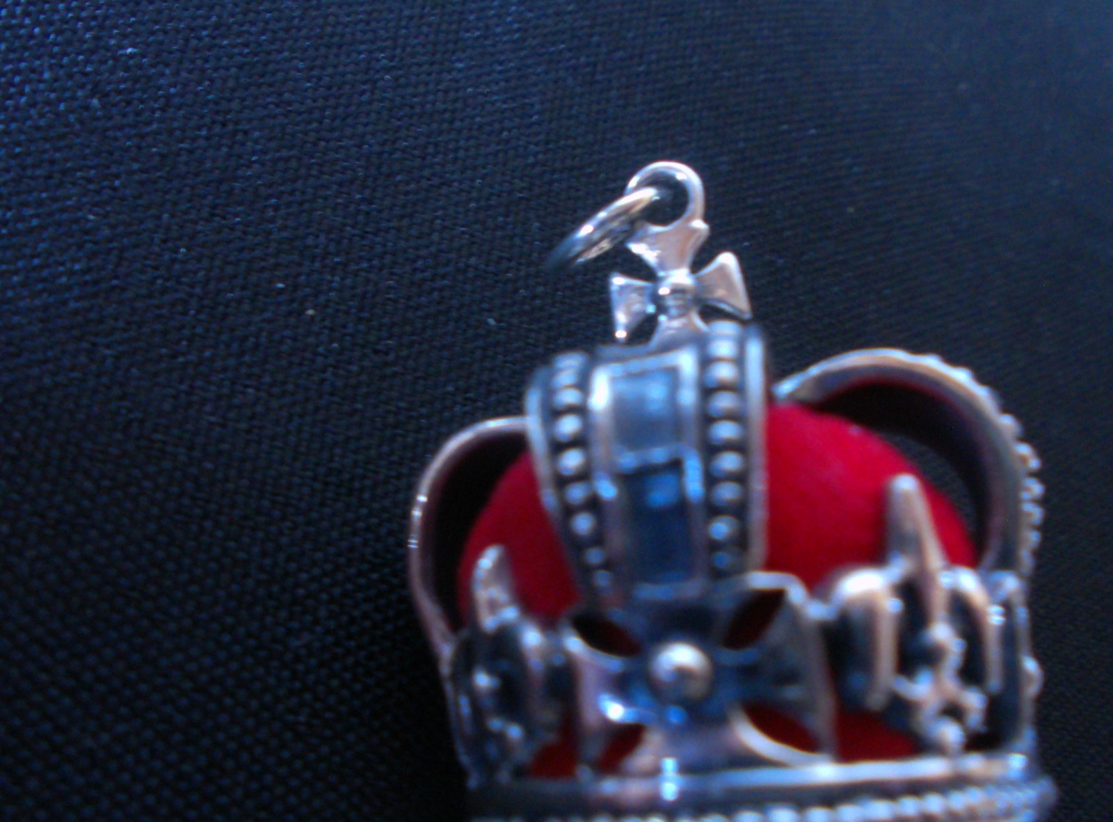 Solid Silver Crown Pin Cushion Stunning design Looks Brand New Hallmarked