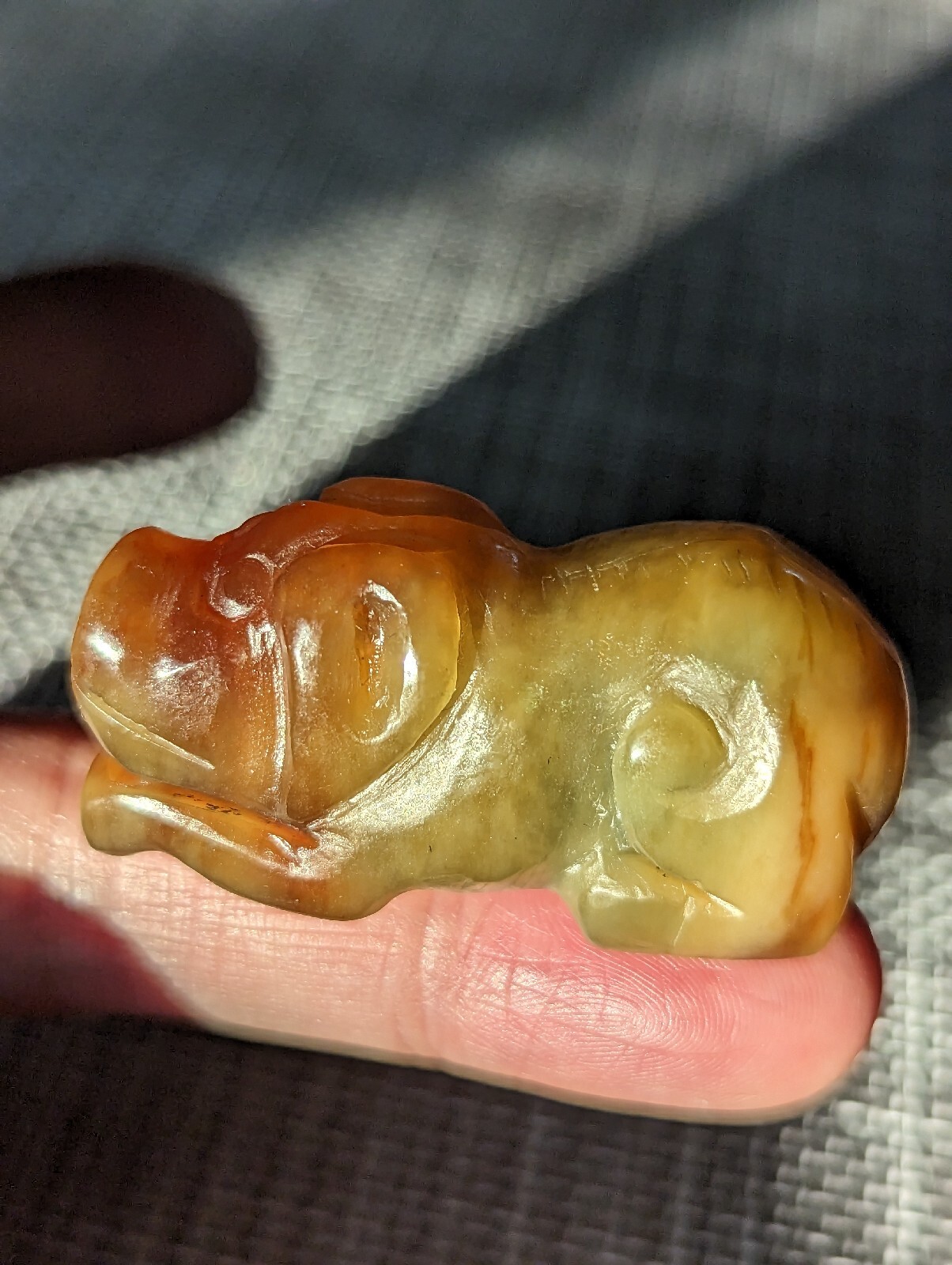 黄加绿翡翠玉雕猪挂坠 Vintage Chinese Yellow Green Jade Hand Carved Baby Pig Statue Pendant