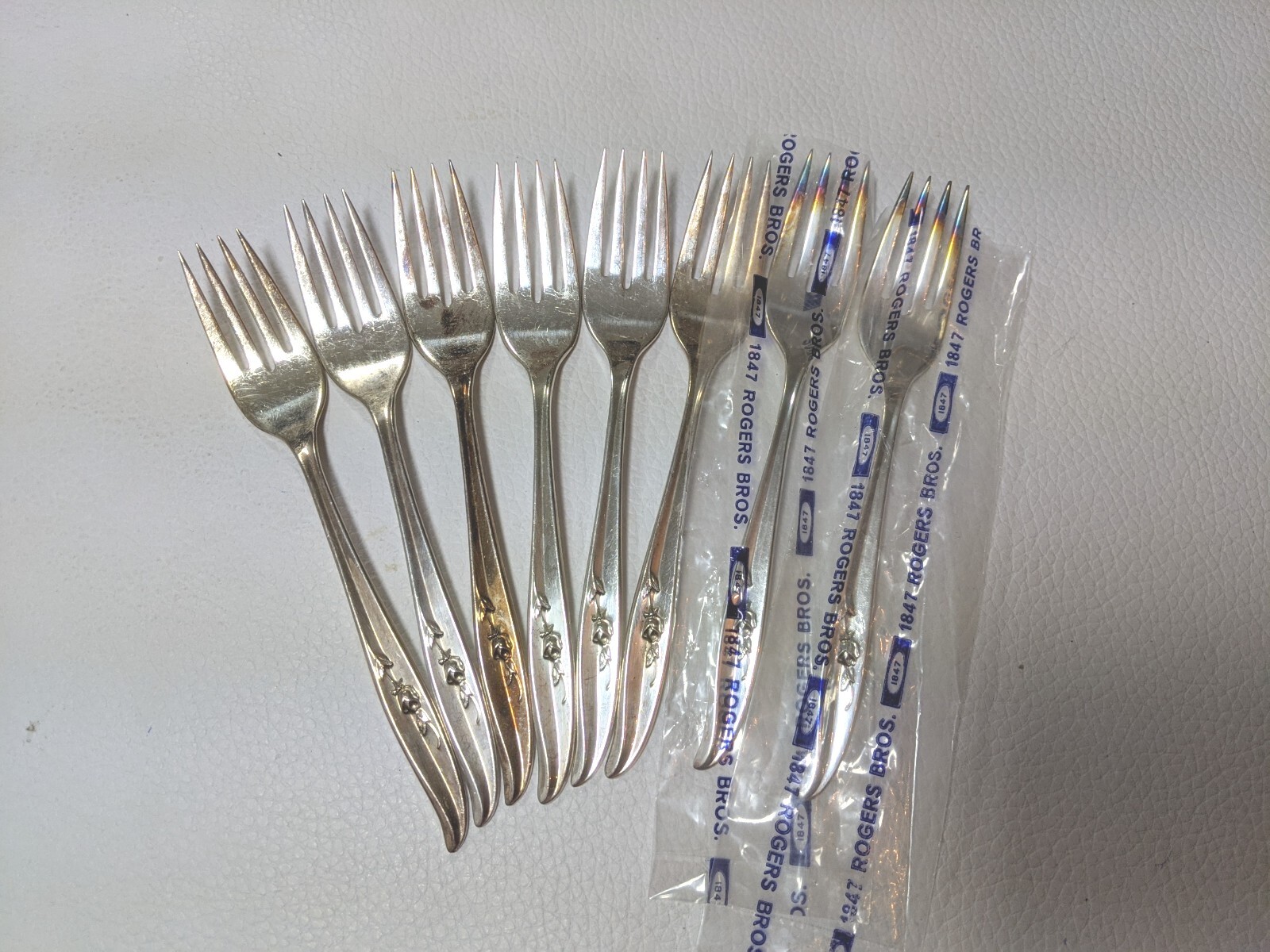 1847 Rogers Bros Magic Rose Pattern Silver Plate Flatware 8 Place Setting NOTE