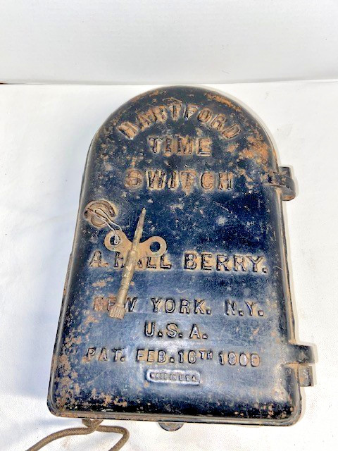 Antique 1909 HARTFORD TIME SWITCH Cast Iron Casket Case A. HALL BERRY W/KEYS USA