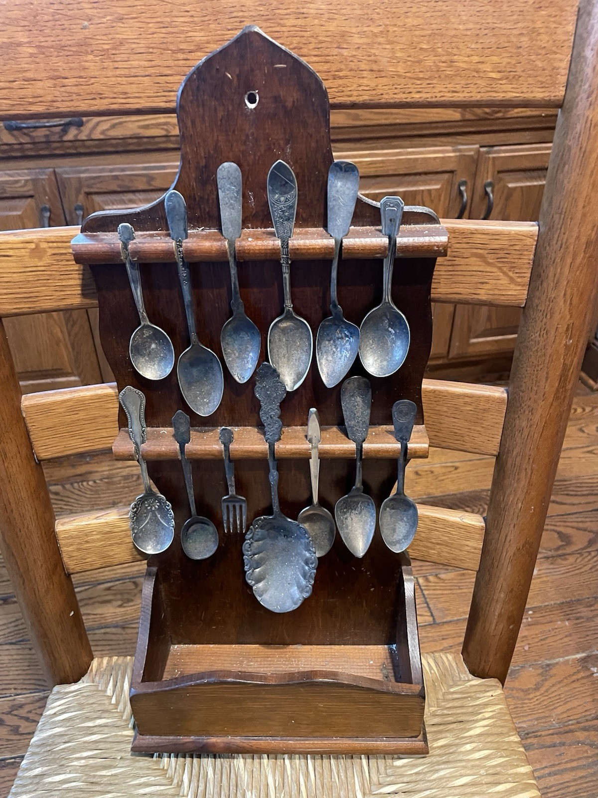 Vtg 13 Metal Spoons In 9” X 20” Wood Holder -very Good