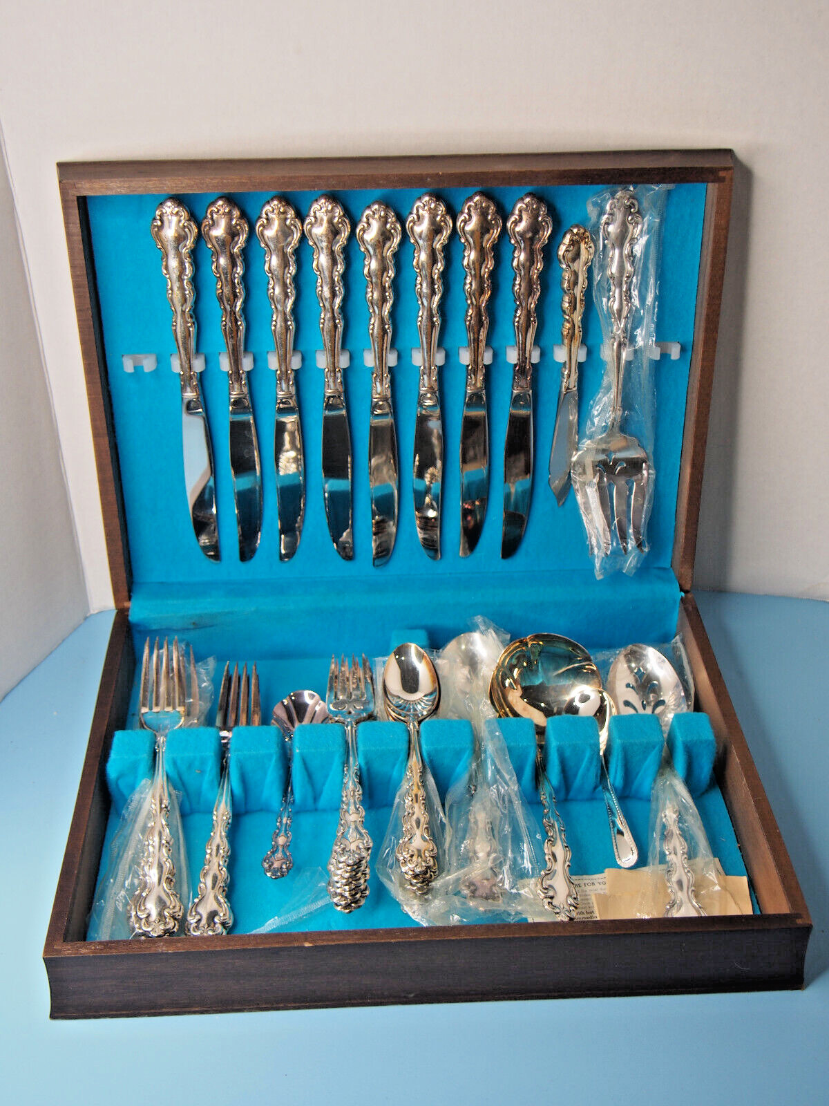 Set Community/Oneida Modern Baroque Silver Plate Flatware Service for 8