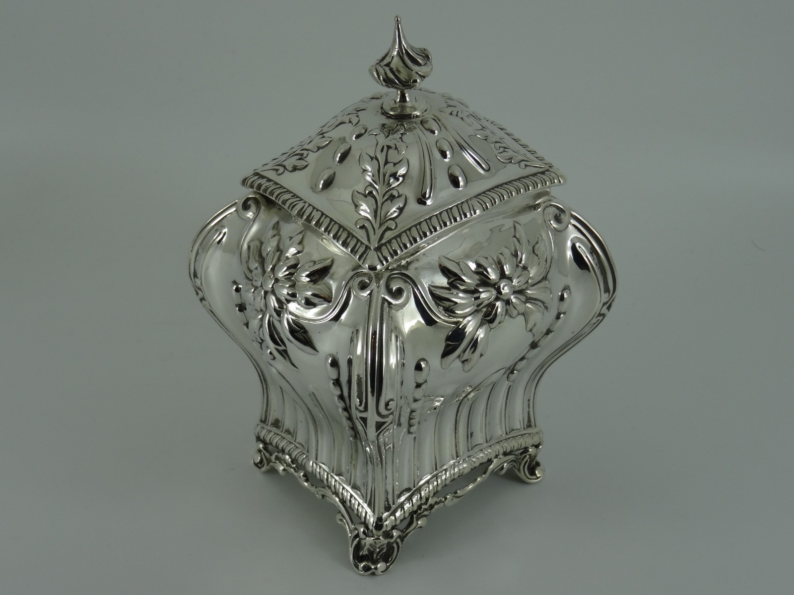 V BEAUTIFUL ENGLISH VICTORIAN SOLID SILVER BOMBE FORM TEA CADDY LONDON 1896 313G