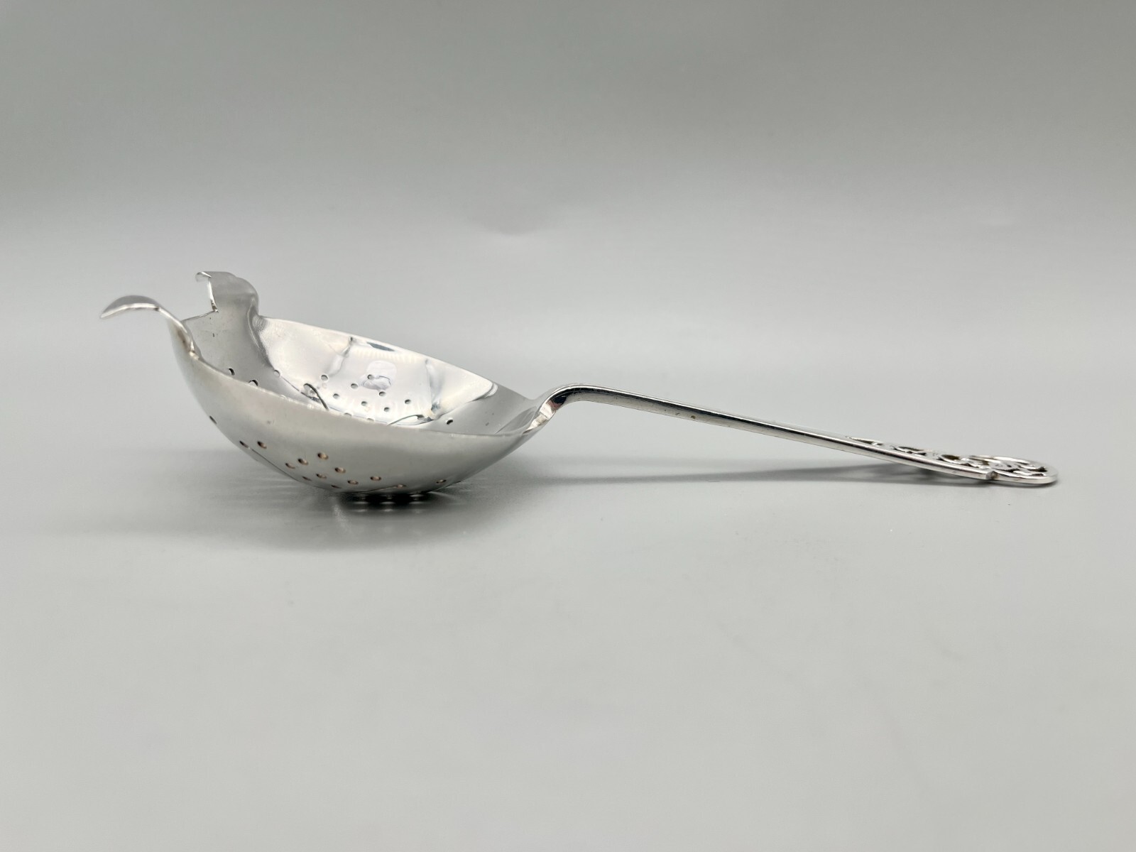 GEORGE VI STERLING SILVER TEA STRAINER, H H SILVERWARE, SHEFFIELD, 1945