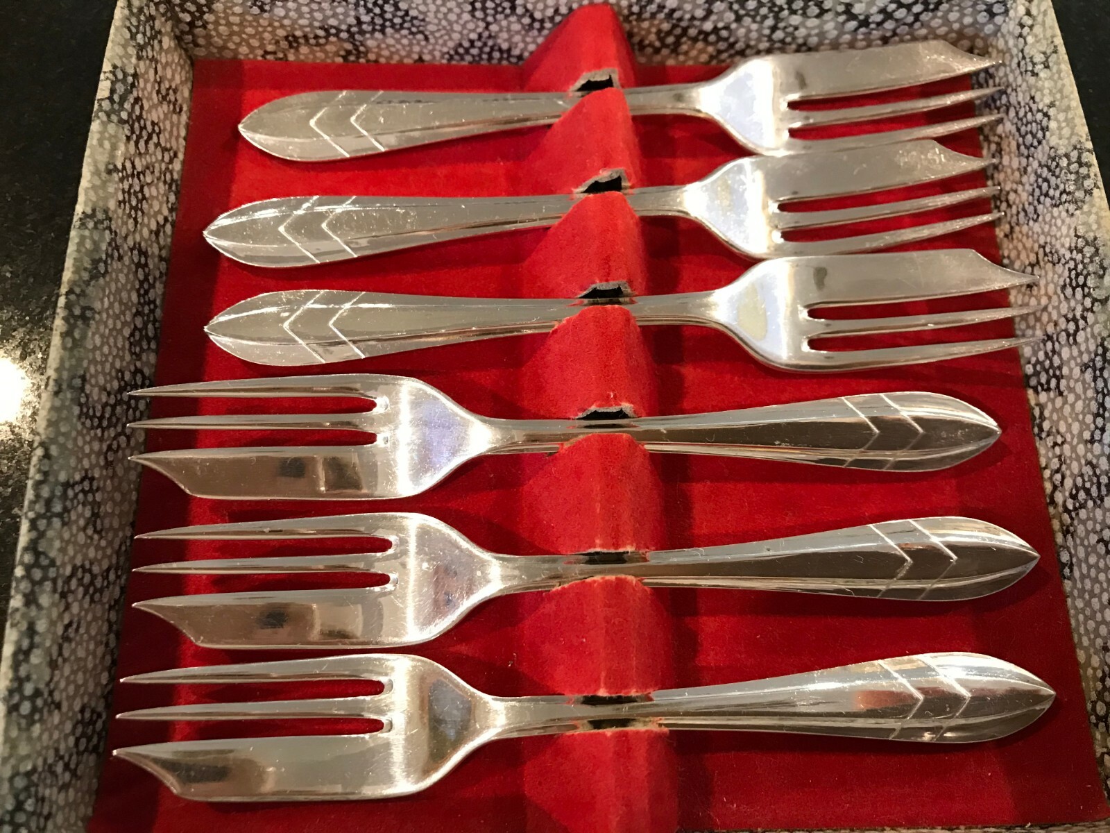 SIX CAKE FORKS AND SPOONS IN A BOX