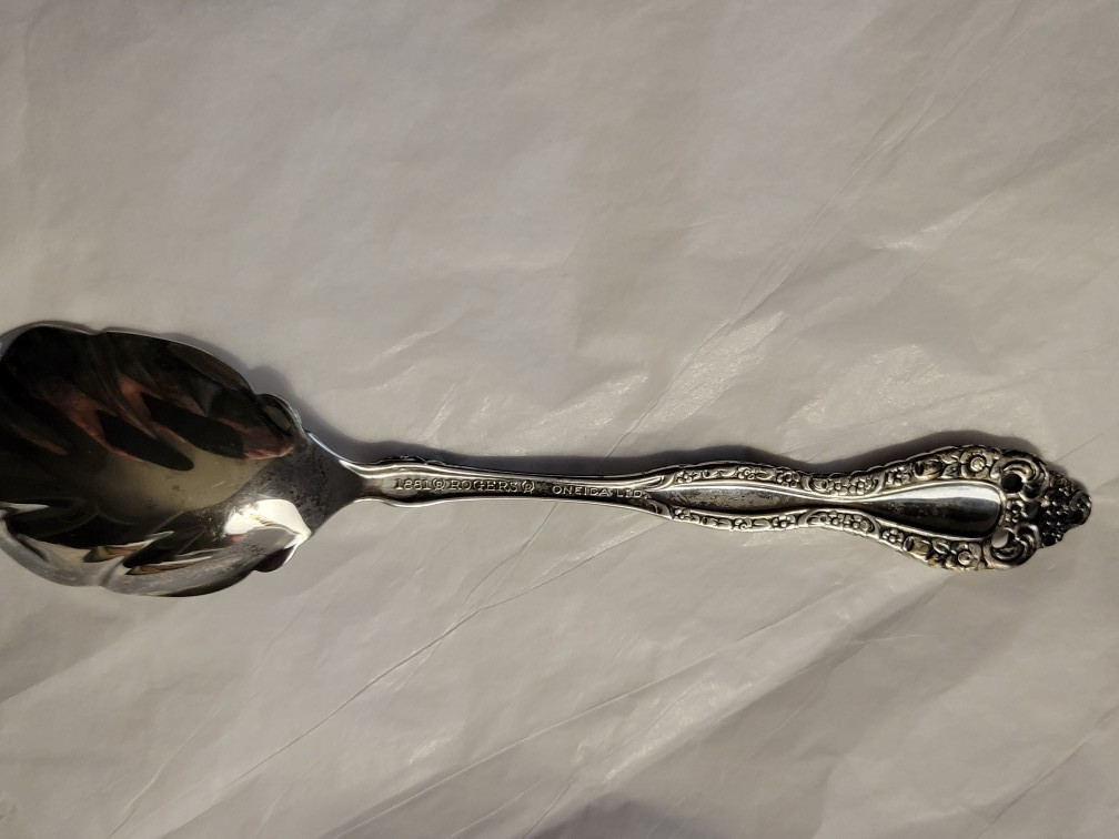 1881 Rogers Oneida Ltd Victorian Classic Silverplate Sugar Shell Berry Spoon VT