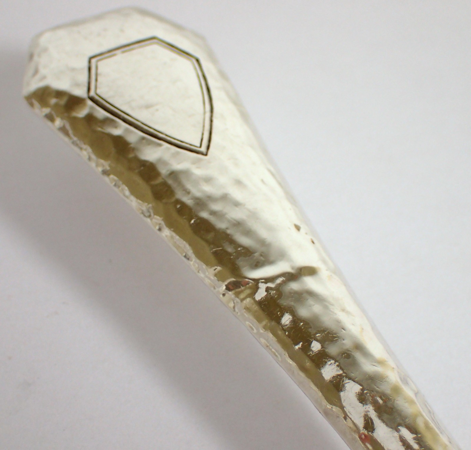 Vtg Hand Hammered Crest Shield Sterling Silver Handle 9 7/8″ Cake Pie Server