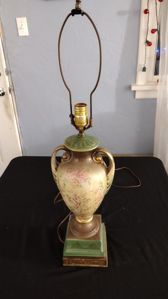 1900 ANtique Table Lamp. Good condition.