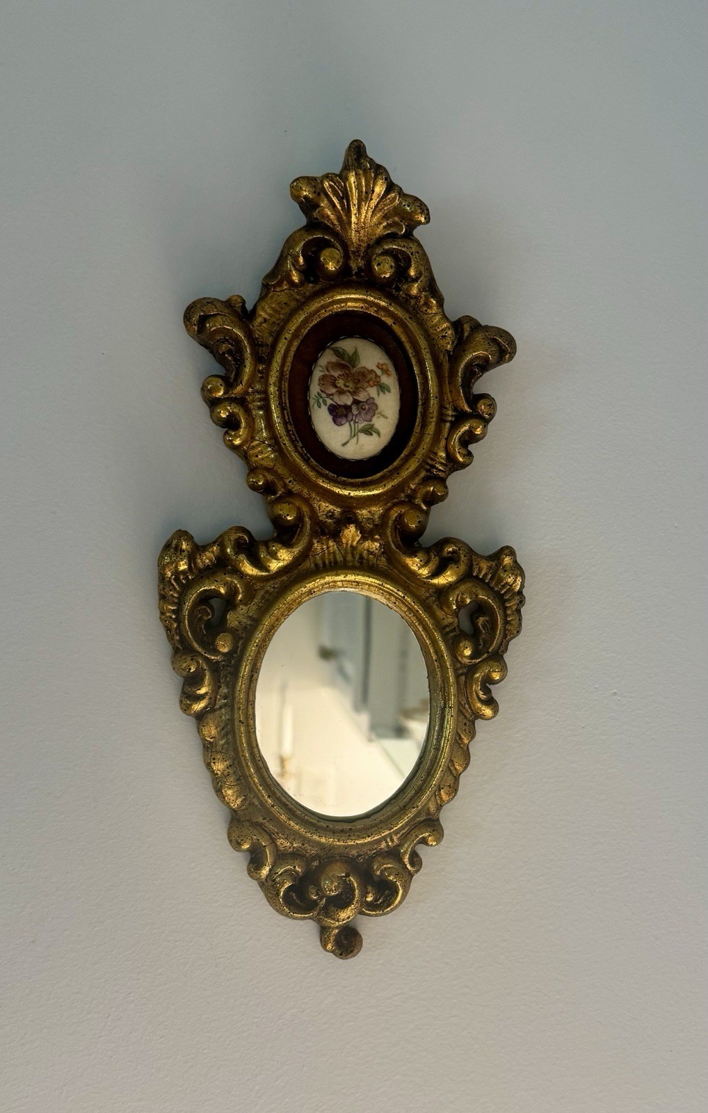 Italian Florentine Style Giltwood Mirror With Cameo