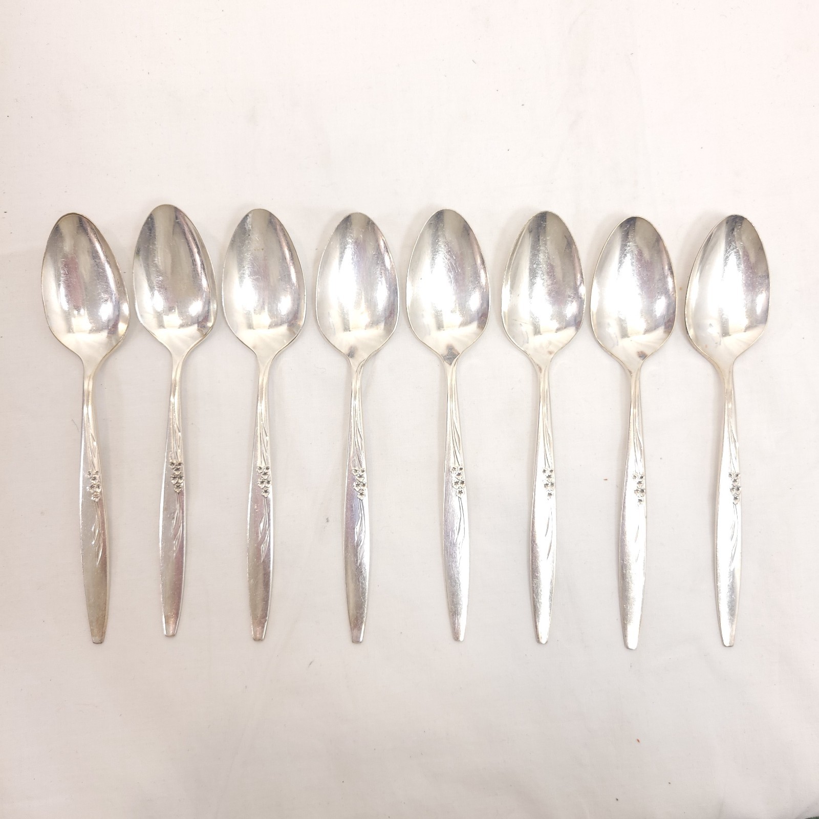Oneida Community Enchantment Gentle Rose Silverplate Lot of 8 Teaspoons 6 1/8″