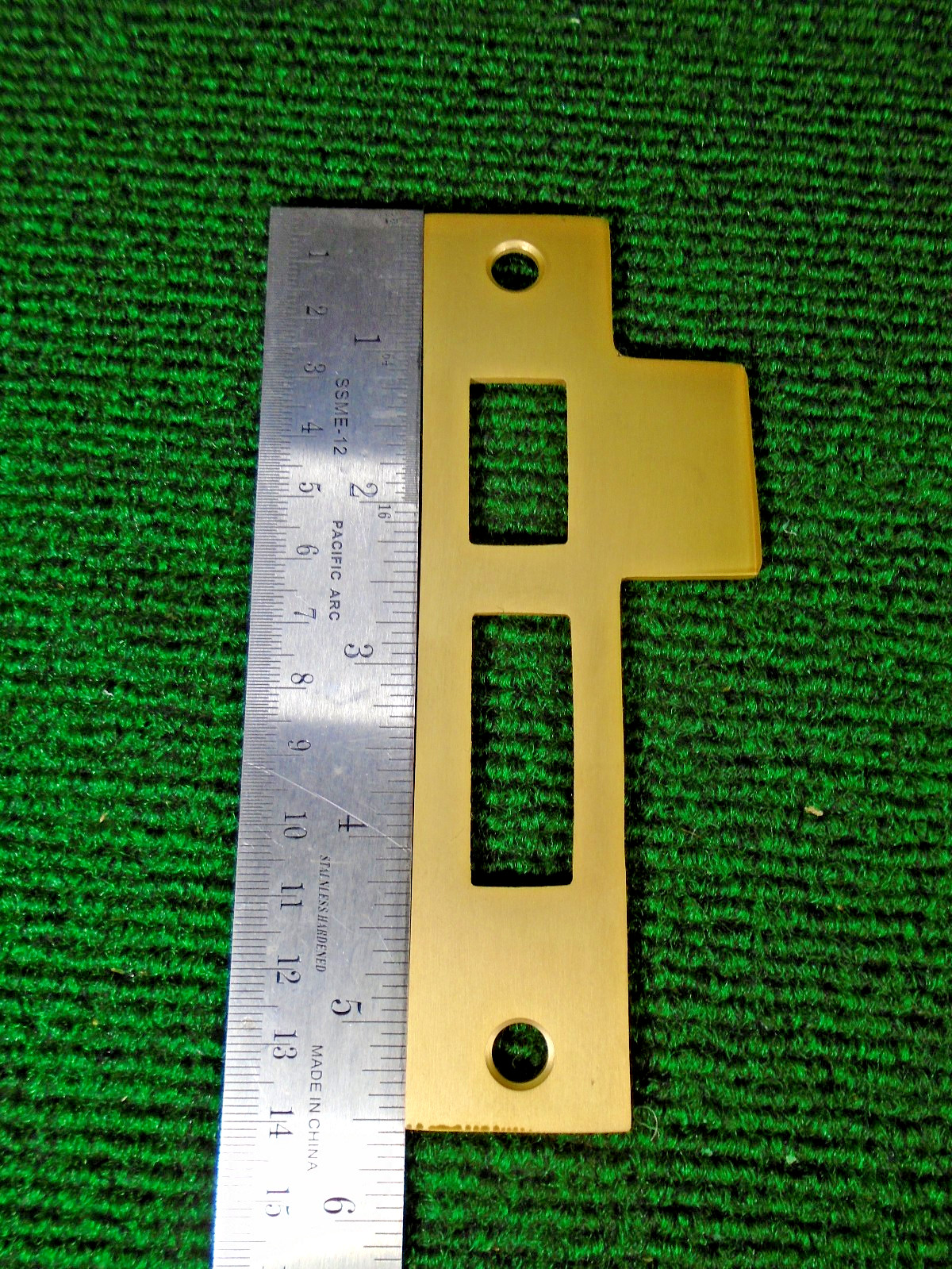 BRASS 5 1/2″ ENTRY LOCK STRIKEPLATE – REVERSIBLE (33131)