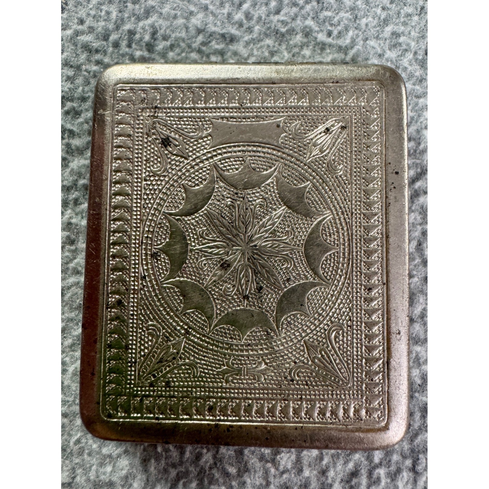 Vintage Engraved Silver Tone Metal Powder Rouge Compact Case Ornate Starburst