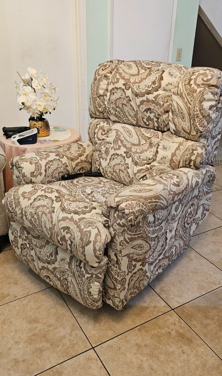 Mathis Brothers Luxury Lift Recliner Original $2000 Value Warranty Till 09/2026