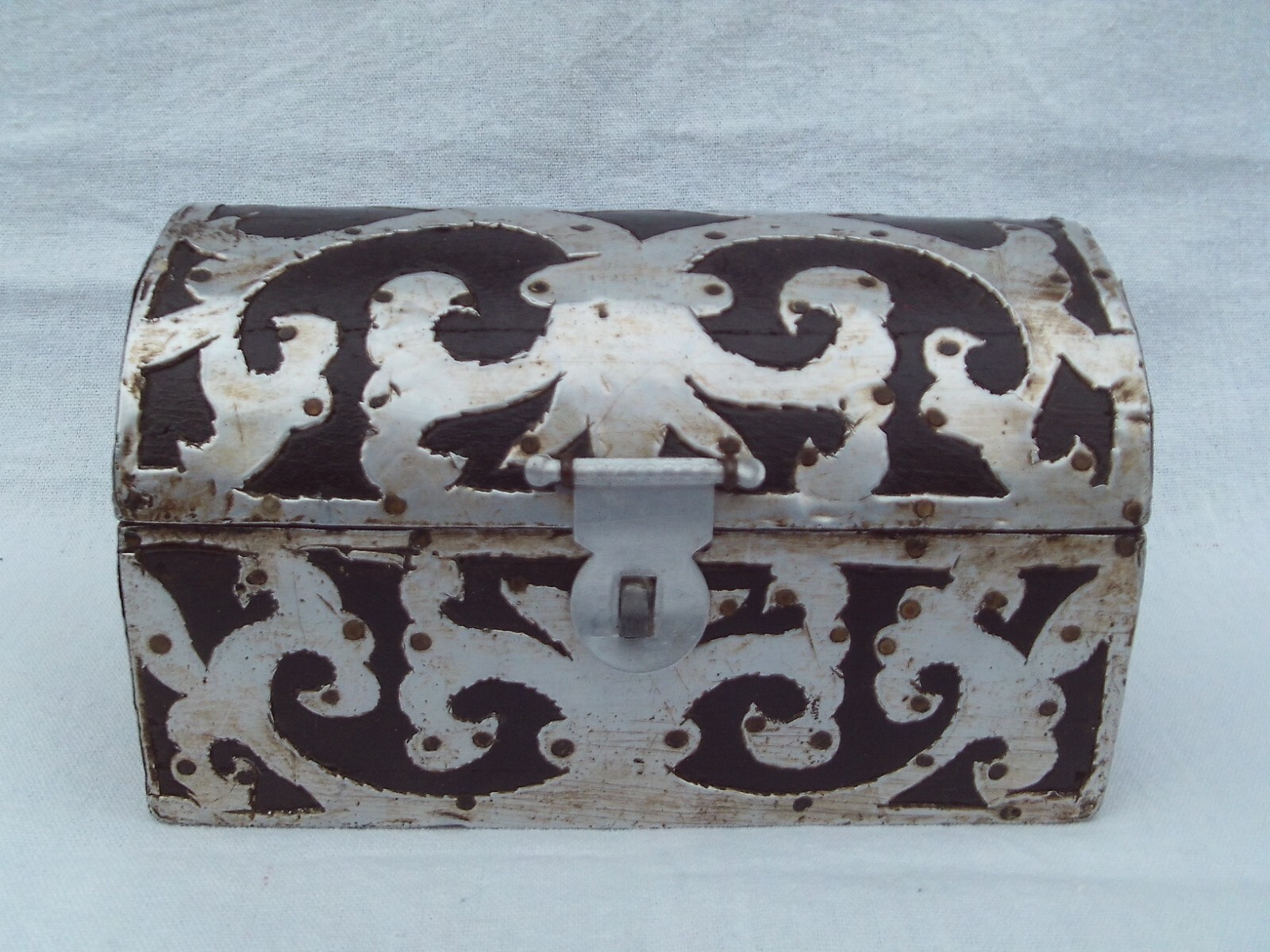 VERY GOOD VINTAGE C1940S WOOD JEWELLERY BOX CASKET APPLIED ALUMINUM DECORATION
