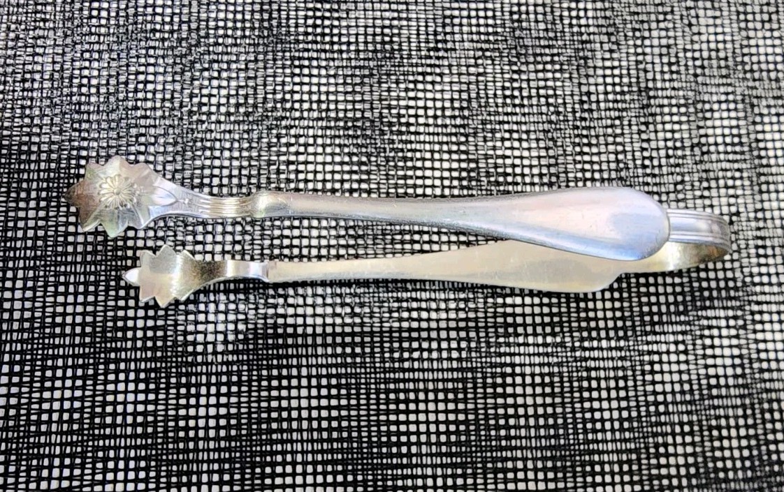 😃HOLMES & EDWARDS ANTIQUE WINDSOR SILVERPLATED SUGAR CUBE TONGS 🤍 ◽️
